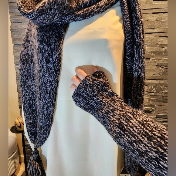 Diane Von Furstenberg Scarf and Gloves - Picture 2 of 12